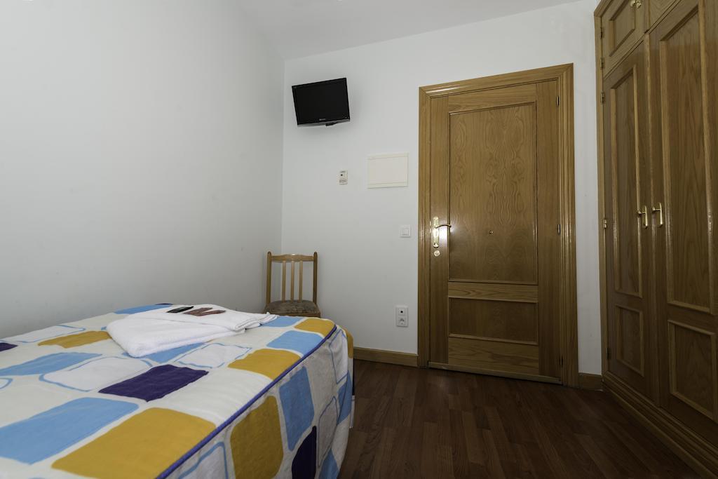 Hostal Restaurante La Pineda Ель-Барко-де-Авіла Номер фото